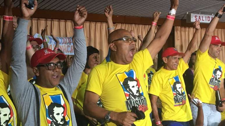 Os fãs de Diosdado Cabello ficam horas na fila para participar do programa