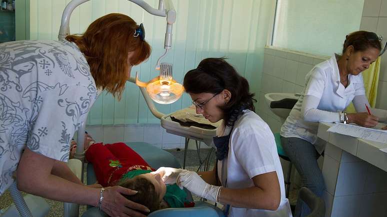 Dentista atende criança ucraniana em Cuba; pacientes recebiam tratamento médico, dentário e psicológico