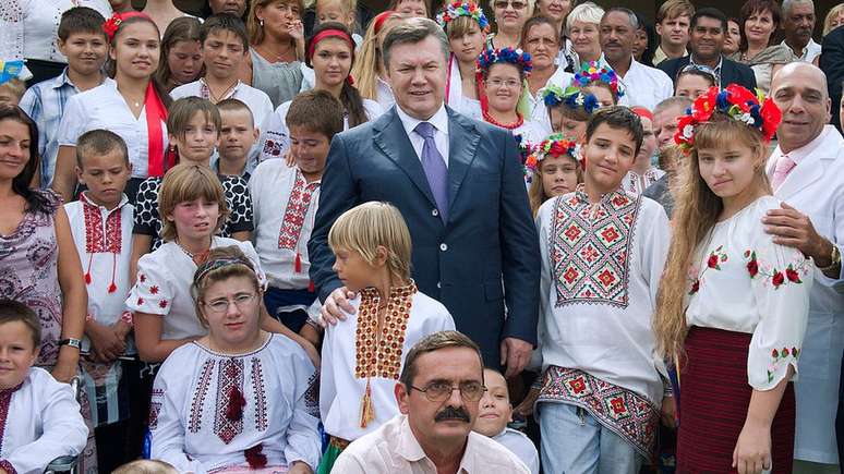 O ex-presidente da Ucrânia é retratado rodeado de crianças que participaram do programa 'Crianças de Chernobyl'