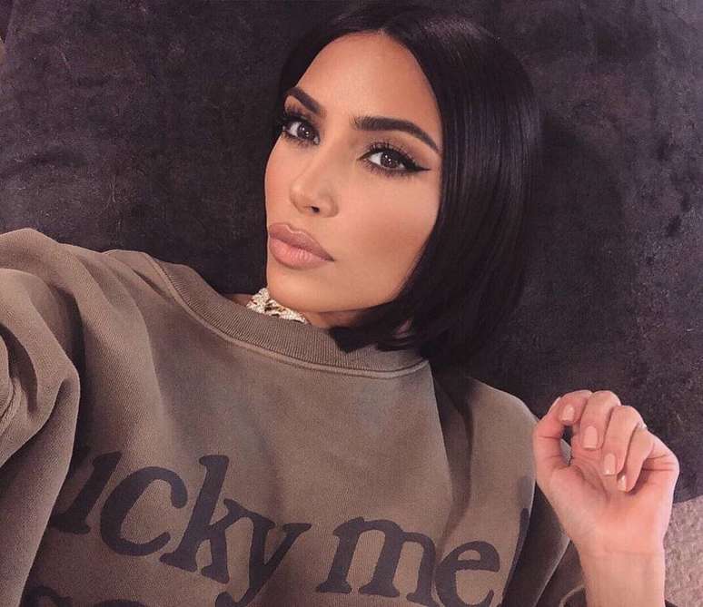 Kim Kardashian mostrou como usa maquiagem corporal para cobrir lesões causadas pela psoríase.