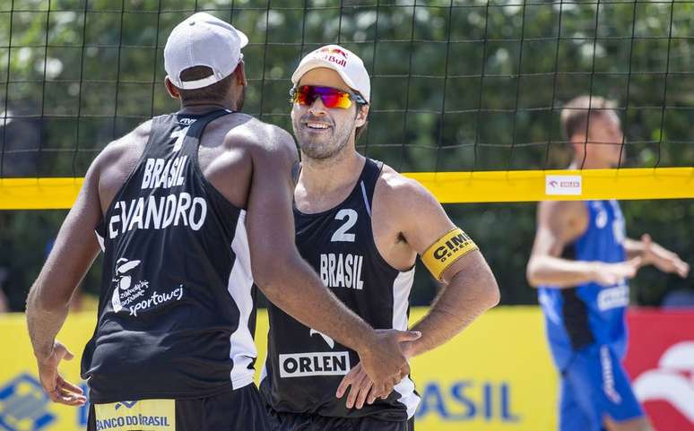 Evandro e Bruno Schmidt comemoram ponto em vitória sobre russos.