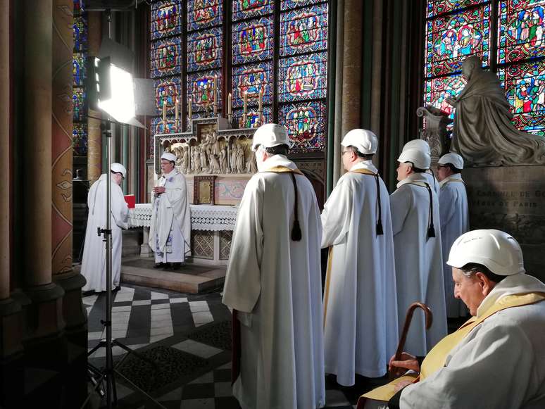 O arcebispo de Paris Michel Aupetit, lidera a primeira missa na catedral de Notre-Dame desde o incêndio. 15/6/2019. Karine Perret/Pool via REUTERS