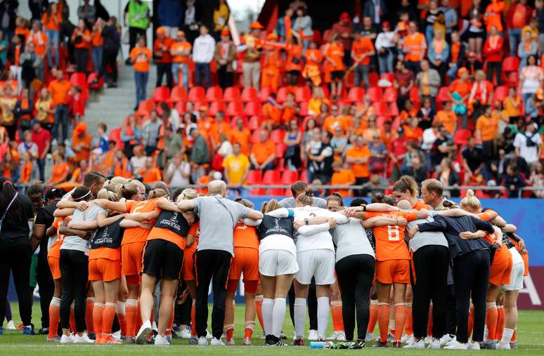 Jogadoras da seleção holandesa comemoram vitória da Holanda sobre Camarões por 3 a 1 pela Copa do Mundo feminina. 15/6/2019  REUTERS/Bernadett Szabo 