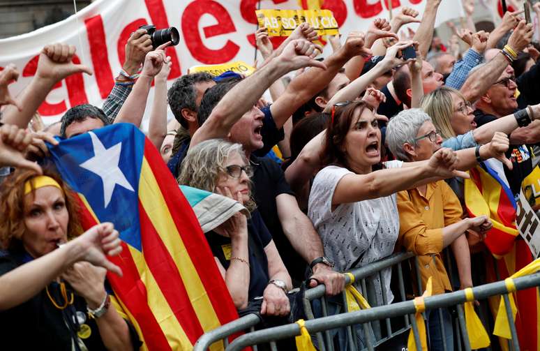 Manifestantes protestam na posse da prefeita de Barcelona, Ada Colau. 15/6/2019. REUTERS/Albert Gea 