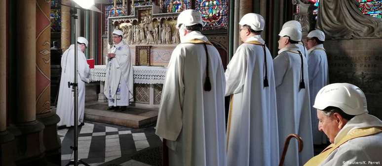 Vestido com um manto branco e capacete, o arcebispo de Paris Michel Aupetit liderou a cerimônia