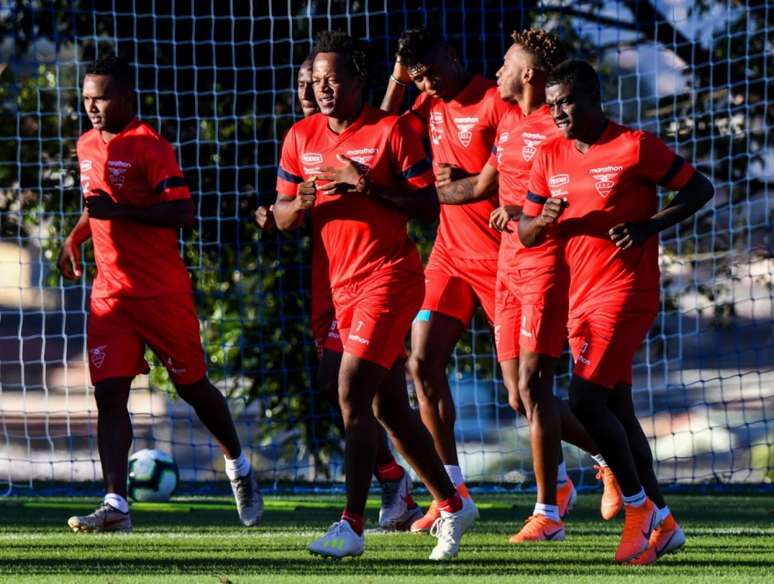 Equatorianos durante treinamento nesta semana (Foto: Luis Acosta/AFP)