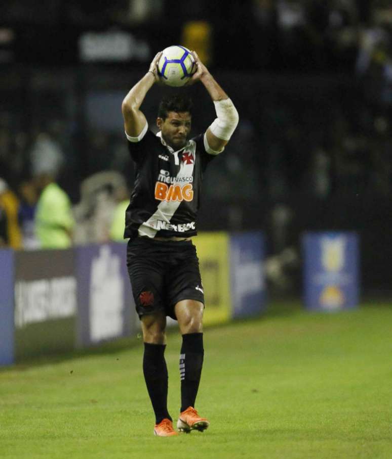 Pela necessidade, Osvaldo Henríquez atuou com o braço esquerdo imobilizado (Rafael Ribeiro/Vasco)