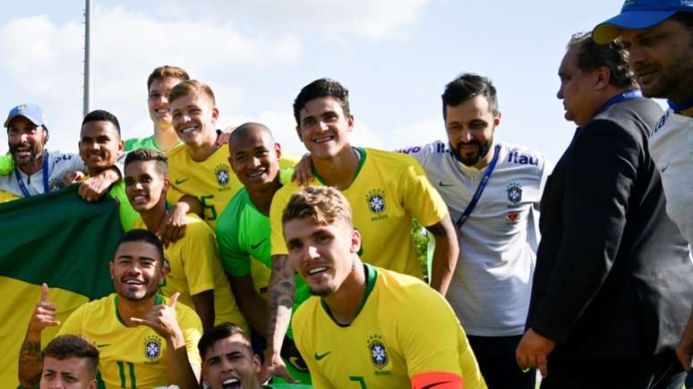 Ao lado dos companheiros, Pedro comemora o título do Torneio de Toulon (Foto: AFP)