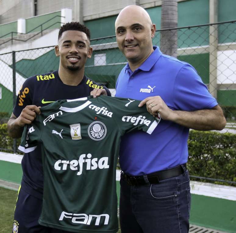 O presidente Maurício Galiotte entregou a camisa do Palmeiras para Gabriel Jesus (Agência Palmeiras/Divulgação)