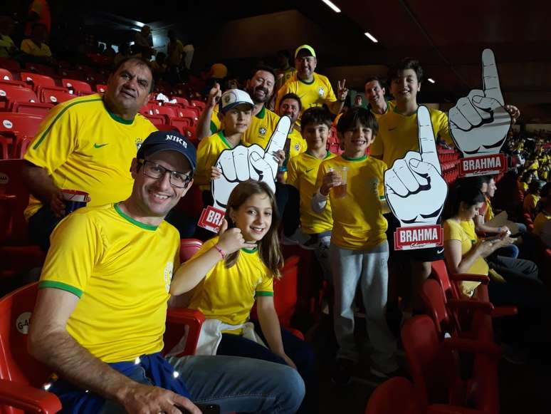 Lorena, de 8 anos, ao lado do pai, Tiago Amor, e Felipe Freitas, com guaraná na mão, apostam em Philippe Coutinho para craque da Copa América. O grupo veio de Bauru, interior de São Paulo, para o jogo de estreia do Brasil