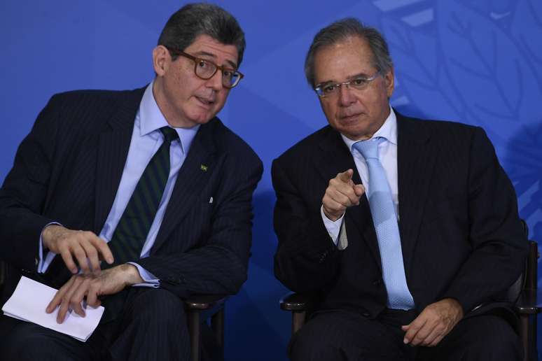 O presidente do Banco Nacional de Desenvolvimento Econômico e Social, Joaquim Levy (e), e o ministro da Economia, Paulo Guedes