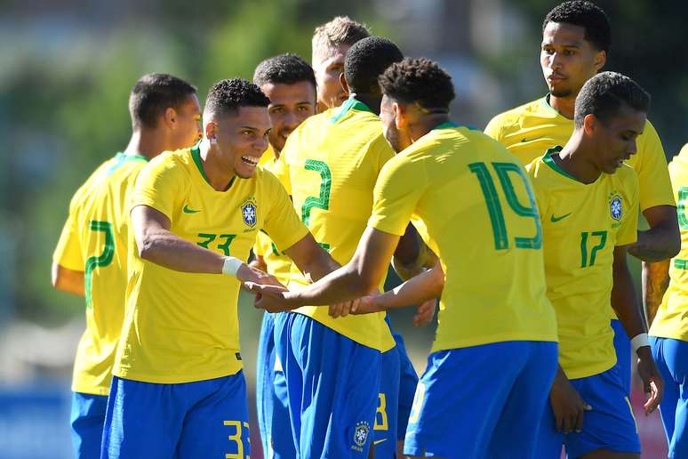 Jogadores comemoram gol com Paulinho, da seleção olímpica do Brasil, durante partida contra a seleção da Irlanda, válida pela semifinal do Torneio de Toulon, no Estádio de Lattre-de-Tassigny, em Aubagne, na França, nesta quarta-feira, 12