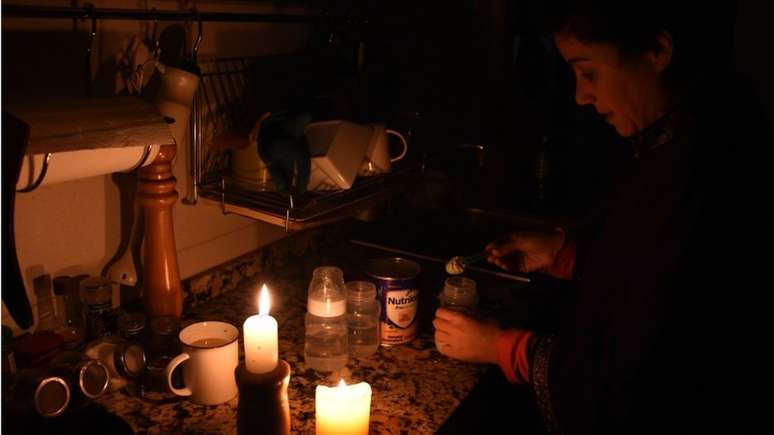 O apagão deixou milhões de pessoas sem energia na Argentina, na manhã deste domingo