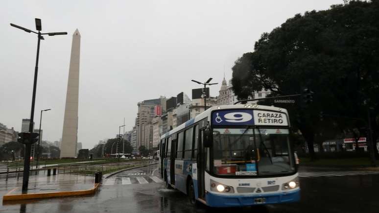 A capital Buenos Aires ficou às escuras; segundo empresa de energia, houve falha "maciça" no sistema