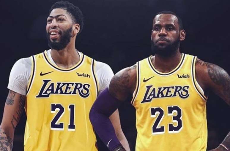 LeBron James publica montagem em que aparece ao lado de um Anthony Davis já com a camisa do Los Angeles Lakers.