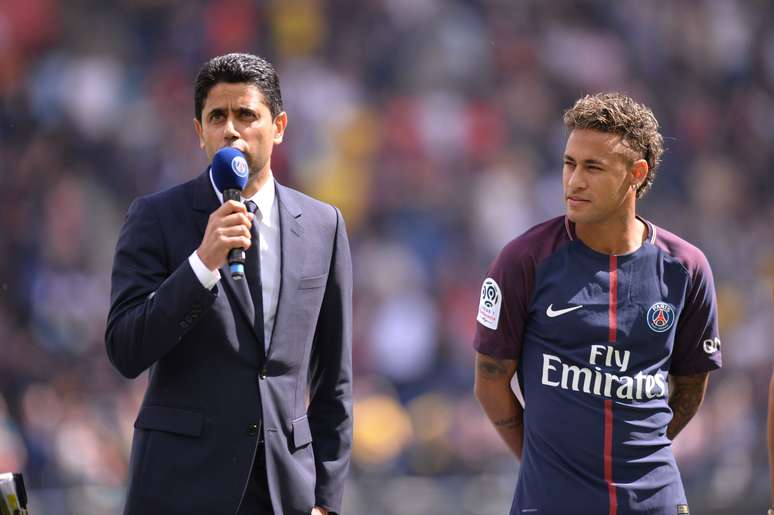 Nasser Al Khelaifi e Neymar durante e apresentação do jogador em 2017 (05/08/2017)