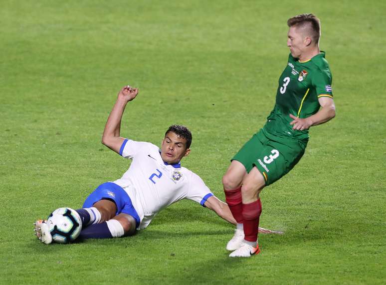 Thiago Silva disputa bola no primeiro jogo da Copa América