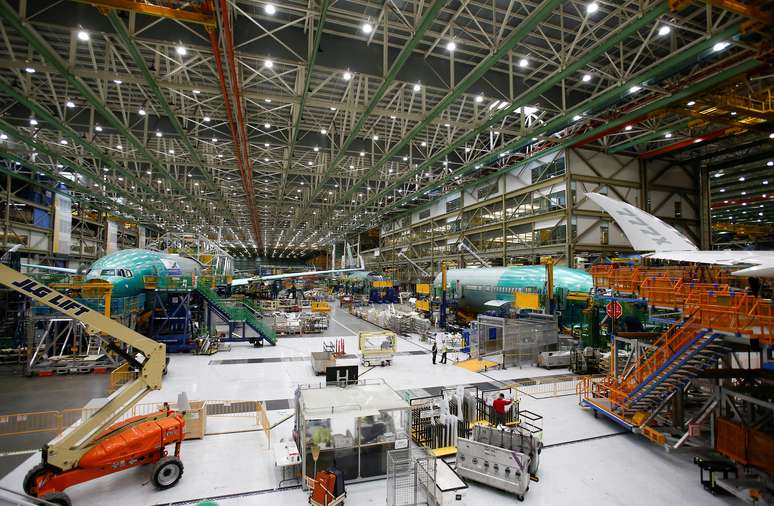 Aeronaves Boeing 777X em vários estágios de produção nas instalações de produção da Boeing em Everett. REUTERS/Lindsey Wasson