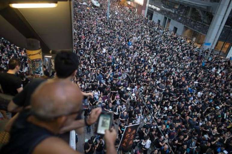 Multidão pede renúncia de líder de Hong Kong apesar de recuo