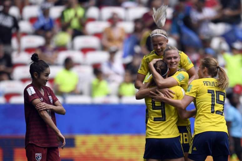 Suecas comemoram a goleada frente a Tailândia (Foto: AFP)