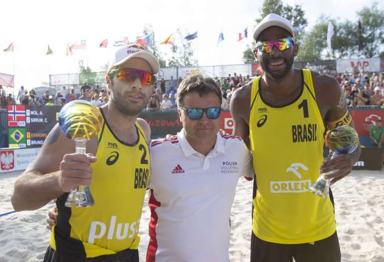 Bruno Schmidt e Evandro celebram a conquista na Polônia (Foto: Divulgação/FIVB)