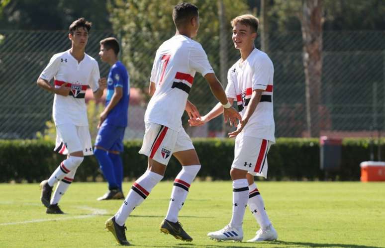 Sub-15 e sub-17 do São Paulo venceram pelo Paulistão (Foto: Igor Amorim/saopaulofc.net)