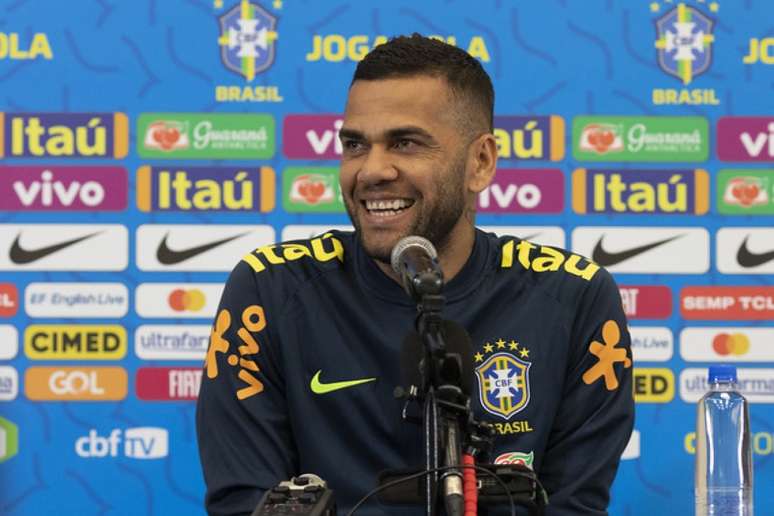 Daniel Alves durante entrevista coletiva no hotel em Salvador - FOTO: Lucas Figueiredo/CBF