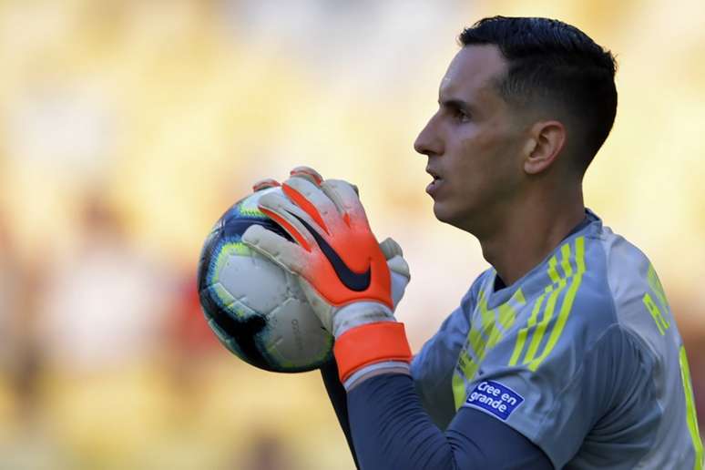 Gatito Fernández duante a partida contra o Qatar, no Maracanã (Foto: Pedro Ugarte/AFP)