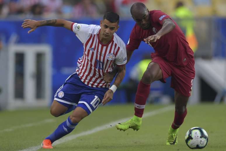 Derlis saiu do banco para marcar lindo gol para o Paraguai (Foto: Pedro UGARTE / AFP)