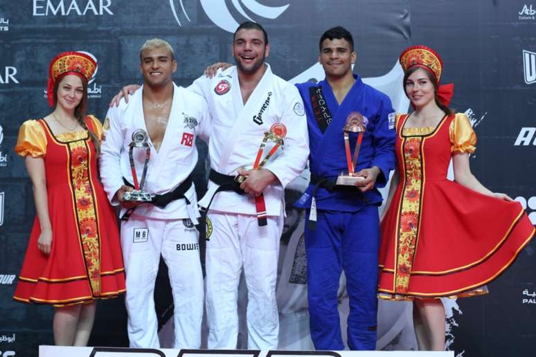 João Gabriel Rocha venceu luta apertada contra Kaynan para ficar com o título na Rússia (Foto: Ane Nunes/AJP)