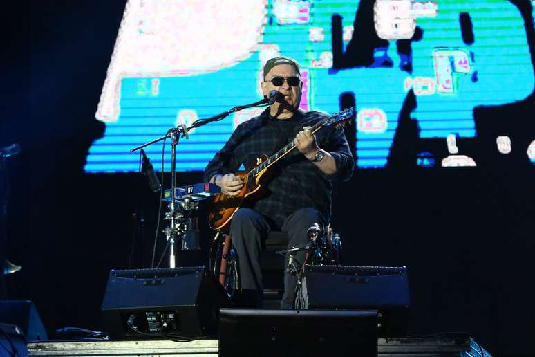 Herbert Viana toca guitarra no show dos Paralamas do Sucesso