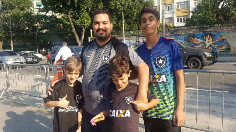 Vanderlei  e os filhos Joao Vitor (14) e os gêmeos João Ricardo (esquerda) e João Lucas (8 anos) também reforçaram a torcida do Paraguai graças a Gatito