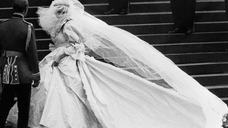 O opulento vestido de casamento dos Emanuels para a princesa Diana foi uma confecção de contos de fadas