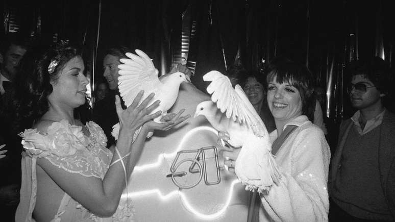 Antes de os Emanuels se tornarem conhecidos, Bianca Jagger foi fotografada em um de seus vestidos com Liza Minnelli no Studio 54