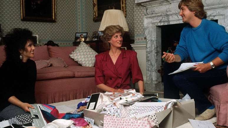 Princesa Diana com Elizabeth e David Emanuel no Palácio de Kensington em 1986, escolhendo roupas para uma turnê real