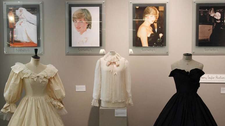 O vestido de noiva da princesa Diana, juntamente com a blusa de chiffon rosa e o vestido de tafet&aacute; preto que ela vestiu antes de se casar - tudo projetado pelos Emanuels