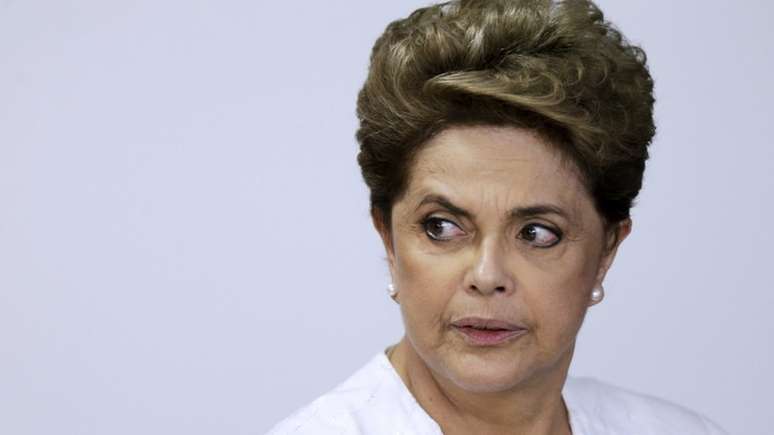 Dilma Rousseff tinha uma base grande mas fragmentada no Congresso e, tentou driblar a falta de apoio, assinando decretos