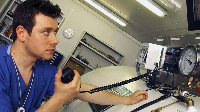 Mergulhadores que passam longos per&iacute;odos embaixo d'&aacute;gua precisam passar por uma descompress&atilde;o, por v&aacute;rios dias, numa c&acirc;mara hiperb&aacute;rica