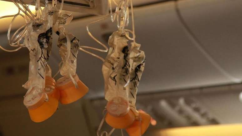 Uma perda de press&atilde;o repentina no avi&atilde;o pode deixar passageiros sem respirar, e por isso m&aacute;scaras de oxig&ecirc;nio s&atilde;o imediatamente providenciadas