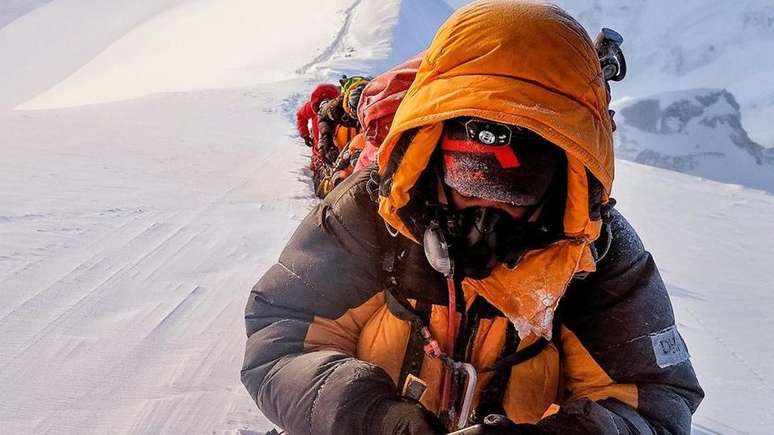 Alpinistas que escalam as montanhas mais altas precisam carregar suplemento extra de oxigênio