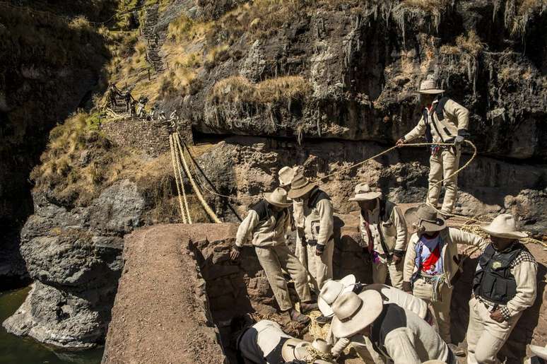 As cordas espessas são amarradas aos suportes de pedra