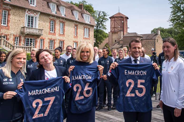 Presidente franc&ecirc;s, Emmanuel Macron, visita a sele&ccedil;&atilde;o de futebol feminino do pa&iacute;s
04/06/2019
Christophe Petit Tesson/Pool via REUTERS