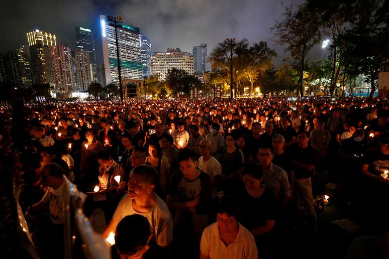 Milhares de pessoas participam de vigília em Hong Kong no 30º aniversário do massacre da Paz Celestial
04/06/2019
REUTERS/Tyrone Siu