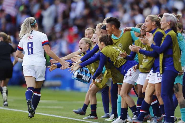 Julie Ertz comemora gol com jogadores do banco de reservas em vitória dos EUA sobre Chile na Copa do Mundo Feminina de futebol
16/06/2019
Michael Chow-USA TODAY Sports