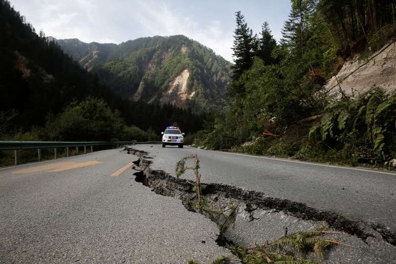 Rachadura em rodovia de Jiuzhaigou, na prov&iacute;ncia de Sichuan, ap&oacute;s terremoto
10/08/2017
REUTERS/Thomas Peter