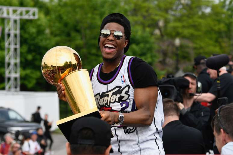 Kyle Lowry, do Toronto Raptors, segura troféu de campeão da NBA durante desfile dos campeões em Toronto
17/06/2019 REUTERS/Moe Doiron