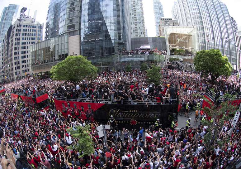 Multidão se concentrou na University Avenue, em Toronto