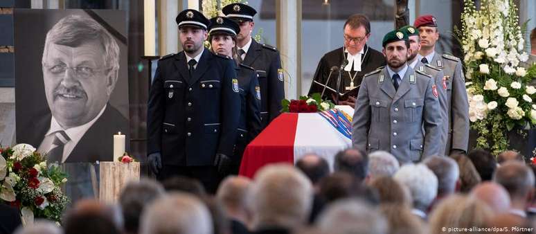Enterro de Walter Lübcke contou com a presença de 1.300 pessoas e uma guarda de honra composta por policiais e militares das Forças Armadas