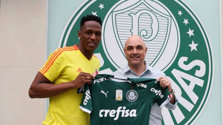 Mina recebeu uma camisa do Verdão de presente (Fabio Menotti/Ag. Palmeiras/Divulgação)