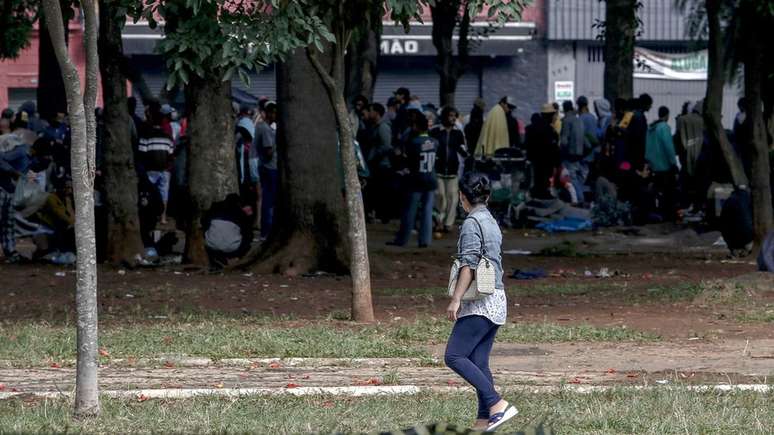 Usuários de drogas se amontam par fumar crack na região conhecida como cracolândia, em São Paulo